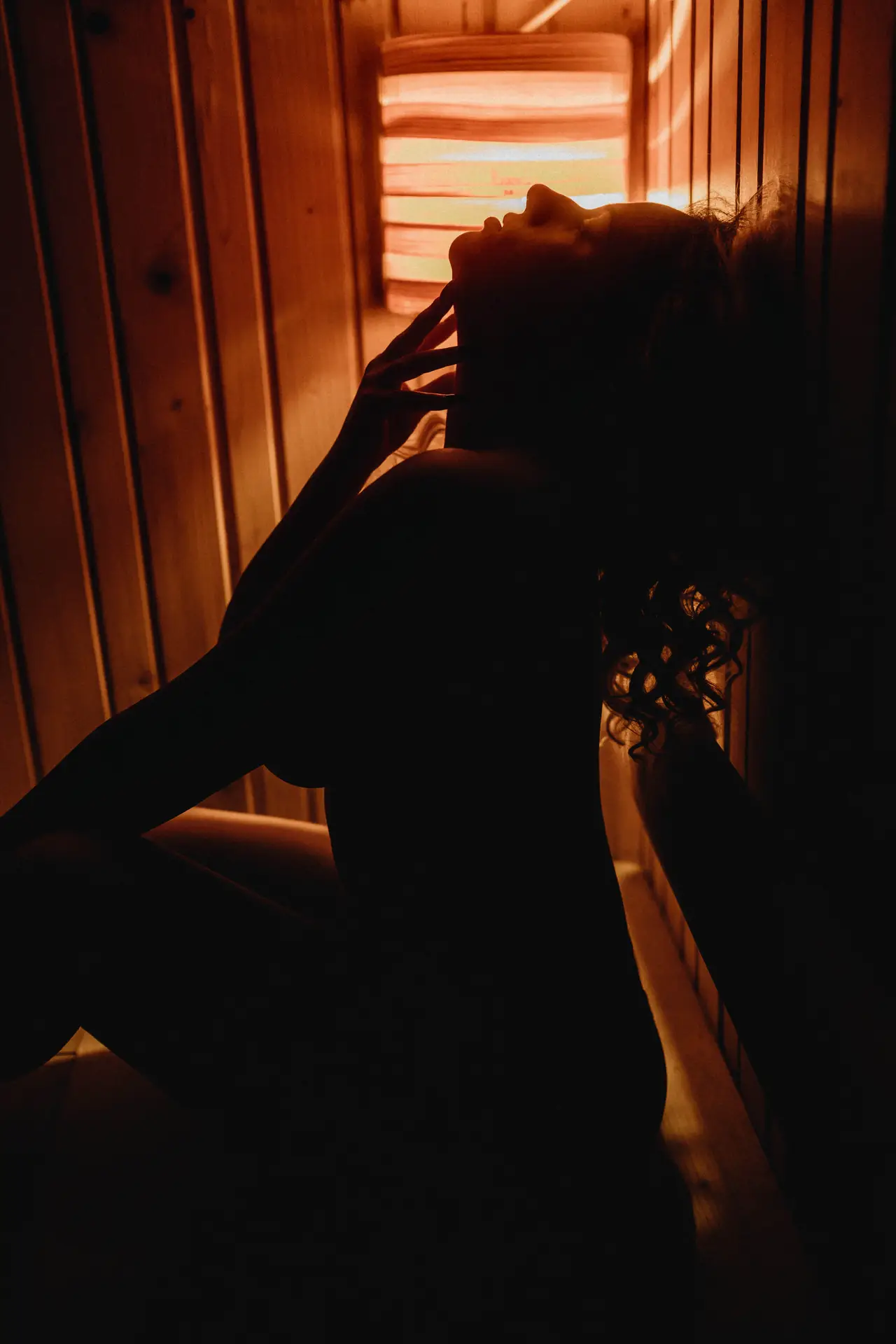 Erotikus fotózás Budapesten elegáns hálószobai környezetben