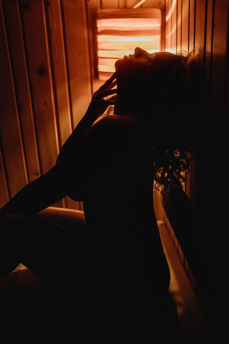 Érzéki női modell drámai fényekkel, boudoir fotózás Budapesten