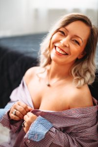 Boudoir fotózás Budapesten elegáns hálószobai környezetben.