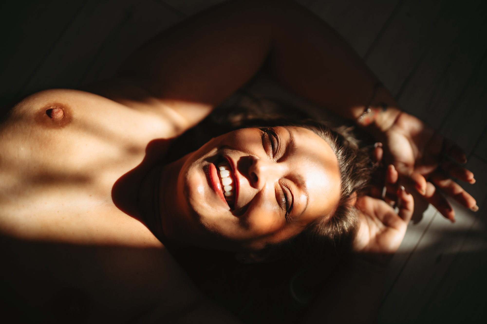 Boudoir fotózás Budapesten elegáns hálószobai környezetben.