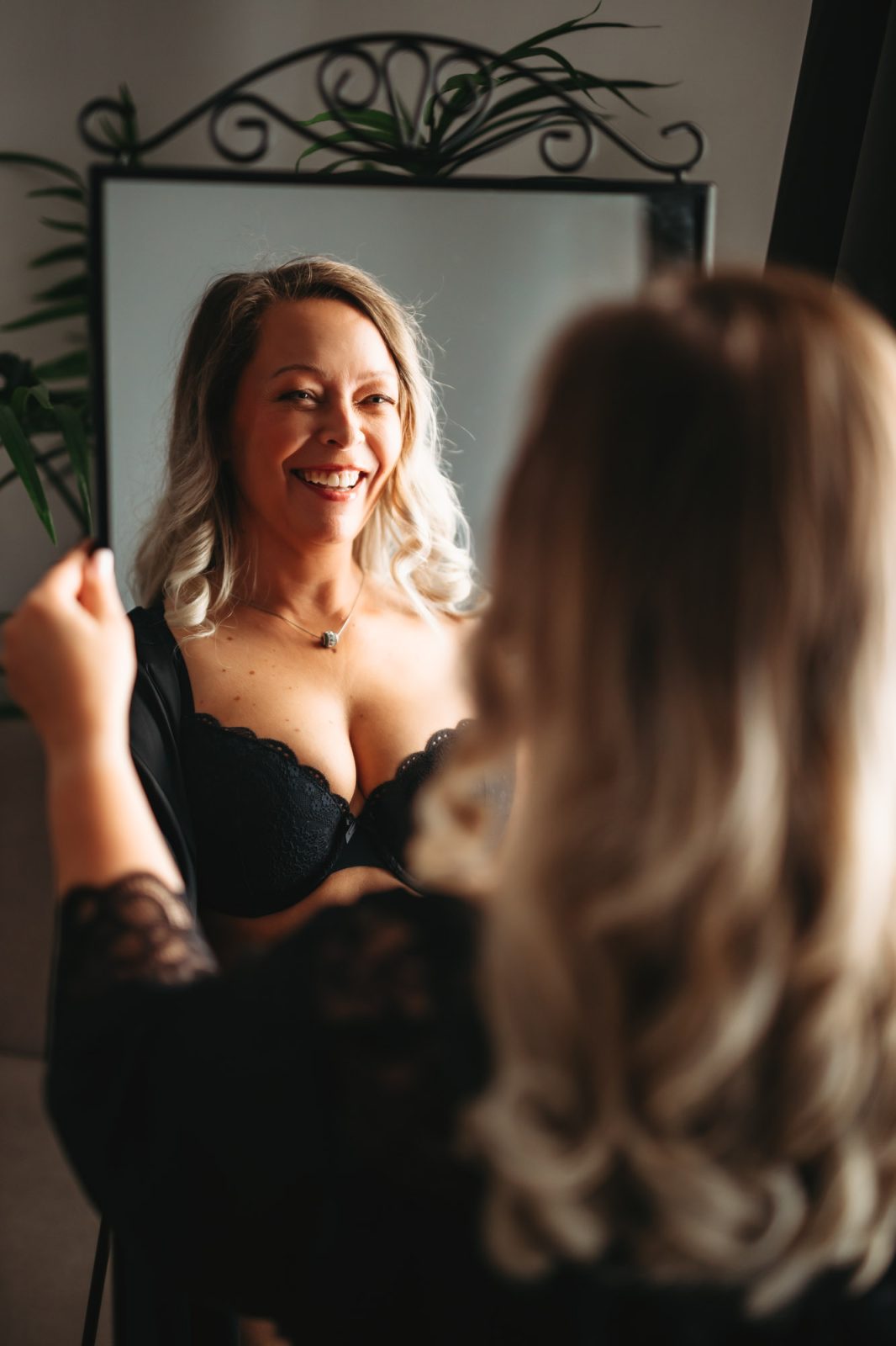 Boudoir fotózás Budapesten elegáns hálószobai környezetben.