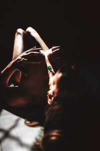 Boudoir fotózás Budapesten elegáns hálószobai környezetben.