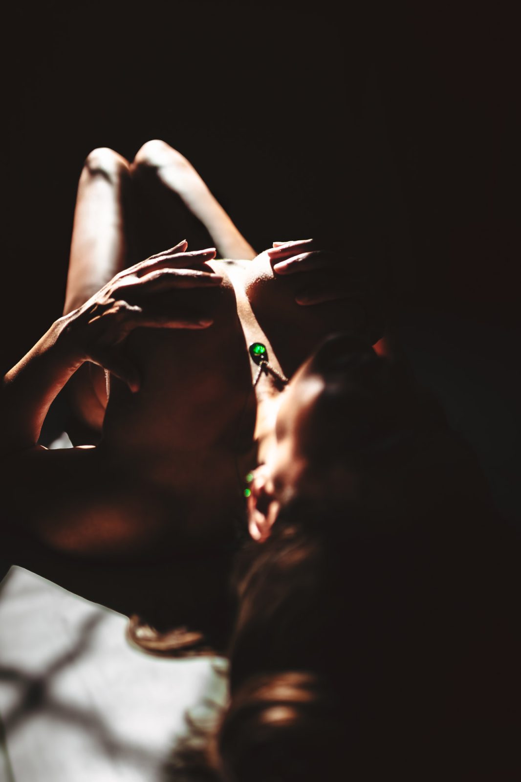 Boudoir fotózás Budapesten elegáns hálószobai környezetben.