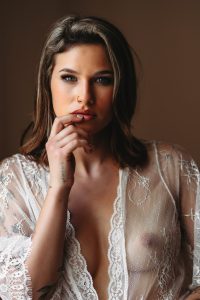 Boudoir fotózás Budapesten elegáns hálószobai környezetben.