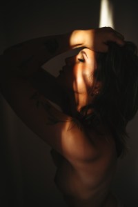 Boudoir fotózás Budapesten elegáns hálószobai környezetben.