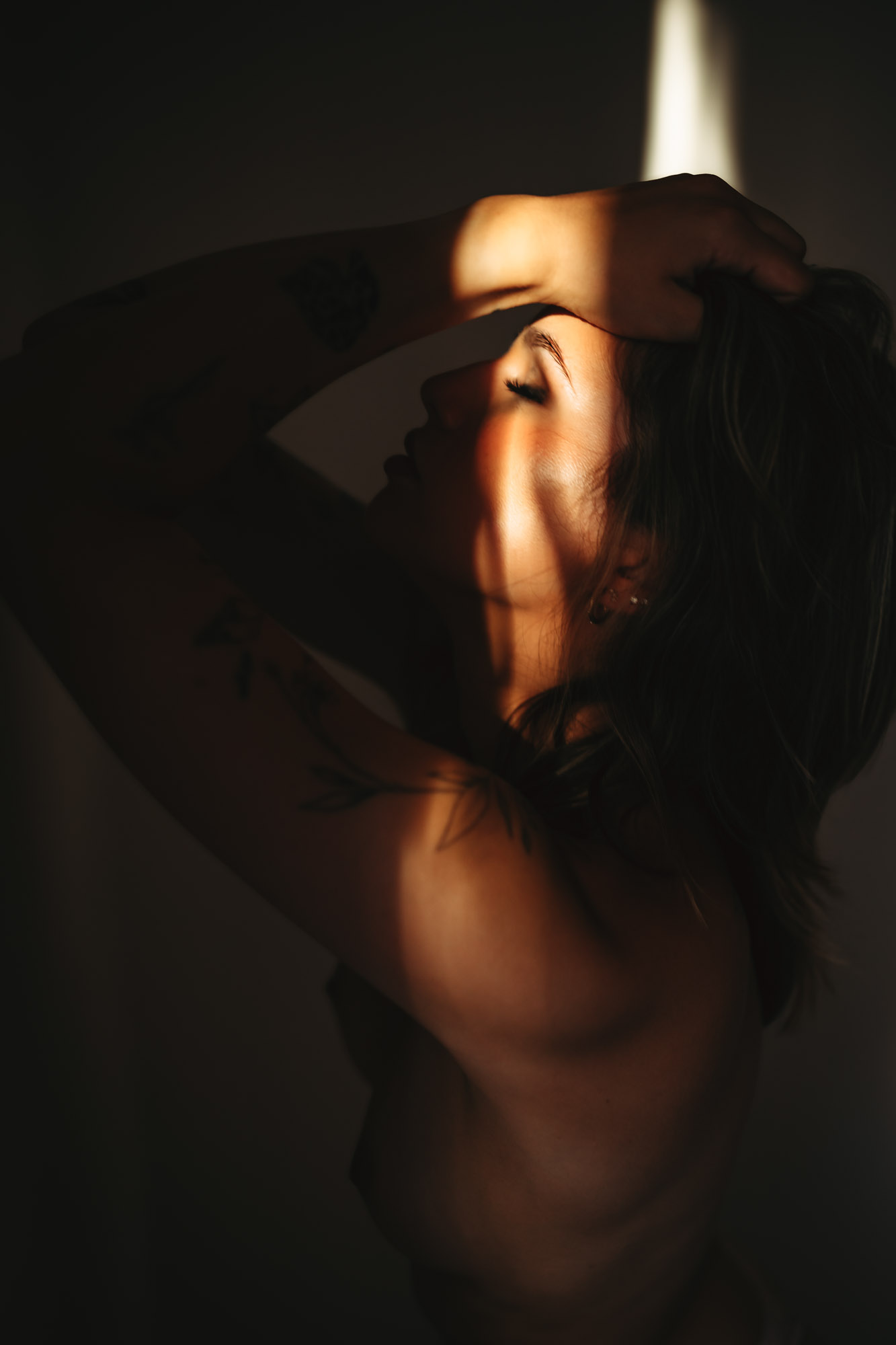 Boudoir fotózás Budapesten elegáns hálószobai környezetben.