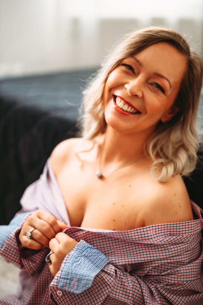 Boudoir fotózás Budapesten elegáns hálószobai környezetben.