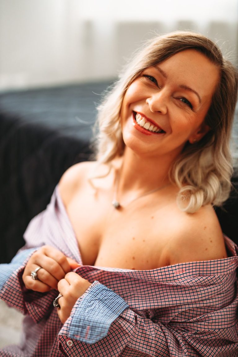 Érzéki női modell drámai fényekkel, boudoir fotózás Budapesten