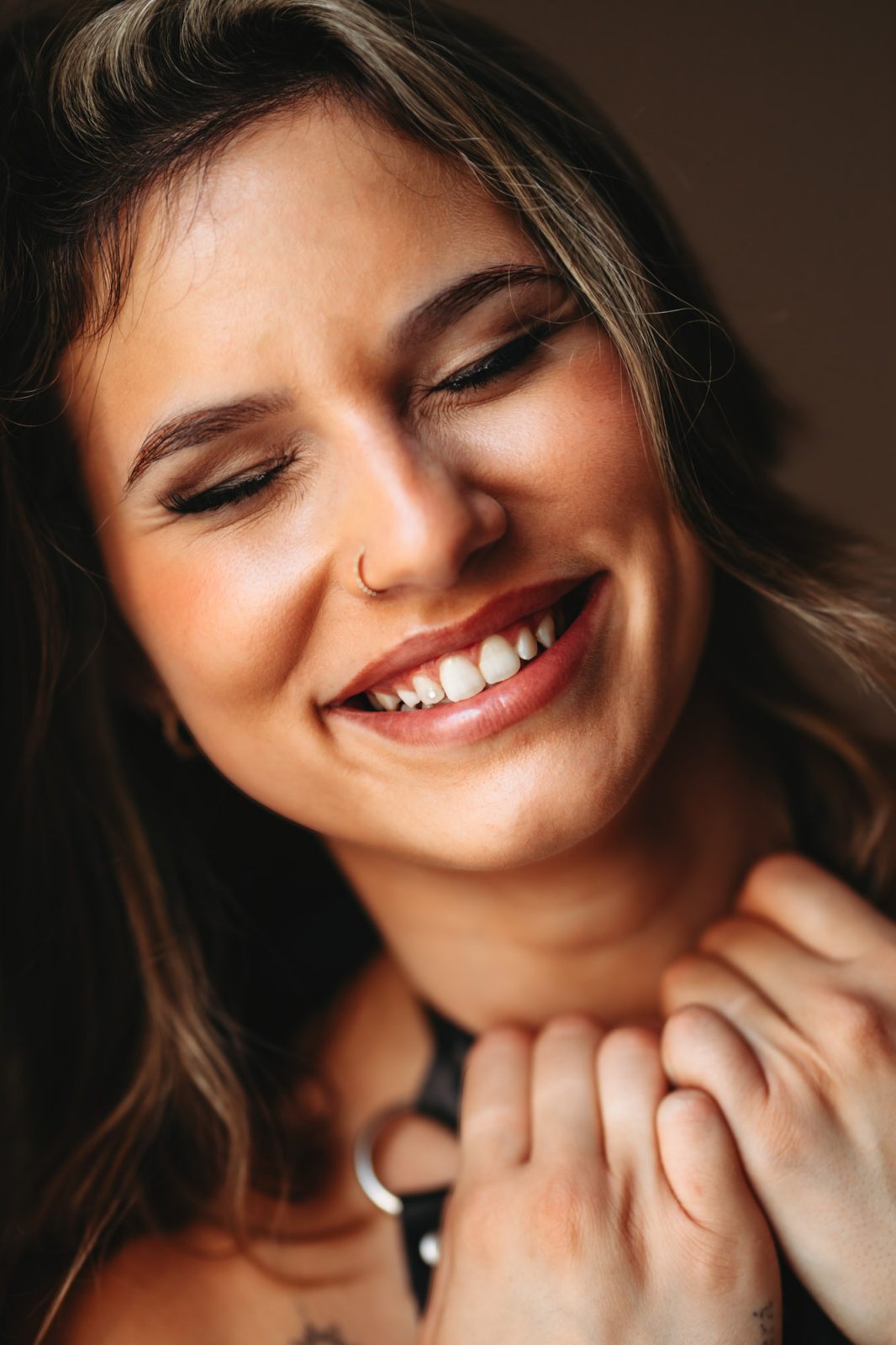 Boudoir fotózás Budapesten elegáns hálószobai környezetben.