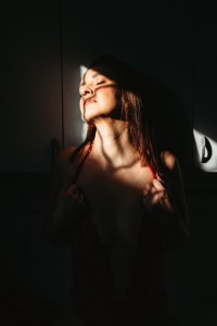 Boudoir fotózás Budapesten elegáns hálószobai környezetben.